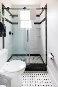 een badkamer met een wit toilet en een douche bij Princess Anne Boutique Hotel & Breakfast in Asheville