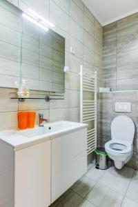 een badkamer met een witte wastafel en een toilet bij Ilona Apartman Hévíz in Hévíz