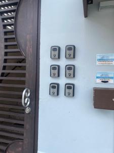 una pared con relojes en una pared junto a una escalera en Itza-Bella Suites, en Isabela