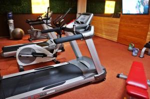 Posilňovňa alebo fitness centrum v ubytovaní Hotel Eclipse