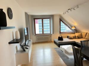 a living room with a couch and a table at Apartment an der Altstadt in Hameln
