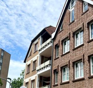 a brick building with a sky in the background at Apartment an der Altstadt in Hameln