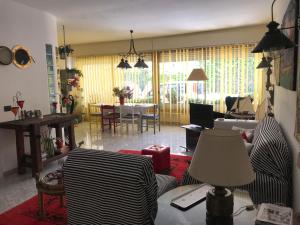 sala de estar con sofás y comedor en Casa Micheletti, en Rodia