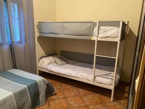 Zimmer mit 2 Etagenbetten in einem Zimmer in der Unterkunft El Romeral in Algodonales
