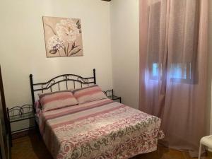 1 dormitorio con 1 cama con almohadas rosas en El Romeral, en Algodonales 2 fotos más