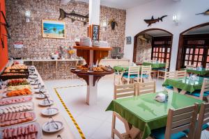 Pousada Farol do Morro tesisinde bir restoran veya yemek mekanı