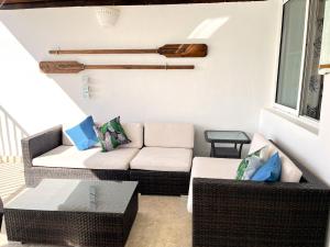 Posezení v ubytování Beauty penthouse Playa Turquesa pool views