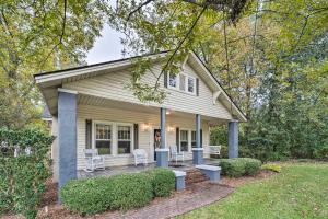 Κήπος έξω από το Burgaw House with Large Covered Porch and Swing!