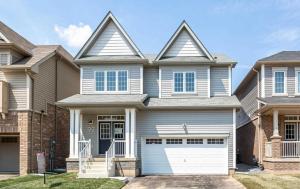 una casa con un garaje blanco en Brand New Big House in Niagara Region en Thorold