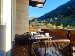 una mesa en un balcón con vistas a la montaña en Ferienhaus Mühlstein en Silbertal