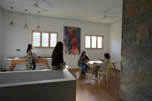 ウダイプールにあるParijat Private Pool Villaの部屋のテーブルに座る女性の集団