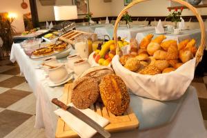una mesa con pan y otros alimentos. en Hotel Tamaro en Ascona