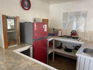 una cucina con frigorifero rosso in camera di Cabañas Pankara a San Pedro de Atacama