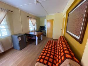 Habitación con cama y mesa. en Cabañas Pankara, en San Pedro de Atacama