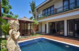 una statua di fronte a una casa con piscina di Villa Mozart 1 a Lovina