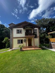mały dom z zielonym trawnikiem przed nim w obiekcie Hacienda Claro de Luna 3 Bedrooms w mieście Jarabacoa