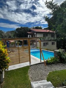 Bazén v ubytování Hacienda Claro de Luna 3 Bedrooms nebo v jeho okolí