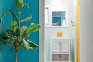 een badkamer met een plant naast een witte wastafel bij Large funky 2 or 3 bedroom unit in prime location in Seattle +24 foto's