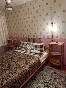 een slaapkamer met een bed, een tafel en een lamp bij Cosy Appartment. Püssi town in Pyussi