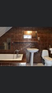 Forum noclegi kwatery pracownicze في لودز: حمام مع حوض وحوض استحمام ومرحاض