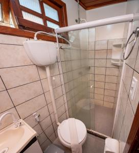 La salle de bains est pourvue de toilettes, d'une douche et d'un lavabo. dans l'établissement Amendoeira Praia Hotel, à Morro de São Paulo