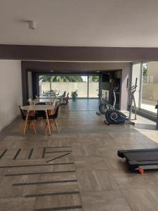 una habitación con un gimnasio con una mesa y equipamiento de ejercicio en Solares De Araus, en Colonia del Sacramento