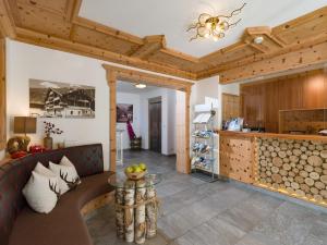uma sala de estar com um sofá e uma mesa em Apart Landhaus Heim em Mayrhofen