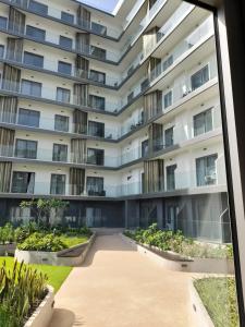 una ventana con vistas a un edificio en The Lennox D-Plus Apartments, en Accra