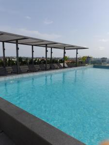 una gran piscina en la parte superior de un edificio en The Lennox D-Plus Apartments, en Accra
