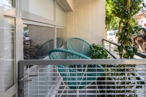un par de sillas sentadas en un balcón en Gazi Urban Residence, en Atenas