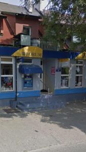 Forum noclegi kwatery pracownicze في لودز: مبنى ازرق واصفر فيه محل