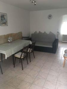 ギェネシュディアーシュにあるHoliday home in Gyenesdias/Balaton 18816のリビングルーム(ソファ、テーブル、椅子付)