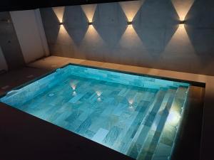 Villa in Fuengirola Center NEW SALT WATER POOLの敷地内または近くにあるプール