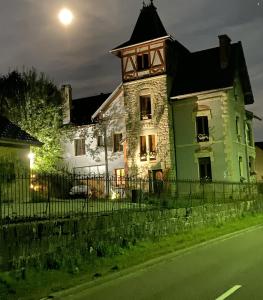 una casa vieja con una torre de reloj en una calle en l'ECURIE pour 6 personnes, en Lebétain