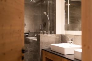 Koupelna v ubytování PUR Suites & Chalets