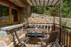 Patio alebo iná vonkajšia časť ubytovania Els Apartaments del bosc