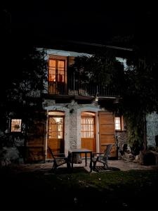 una mesa y dos sillas frente a un edificio en Baita Borgo Incantato, en Morbegno