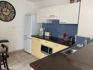 Η κουζίνα ή μικρή κουζίνα στο T 3 appart les jardins du phœbus