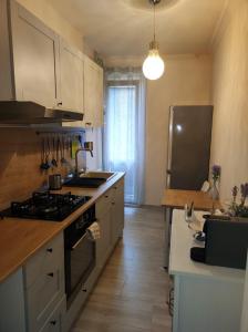 A kitchen or kitchenette at Senza apartman