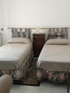 2 Betten nebeneinander in einem Zimmer in der Unterkunft Da Yuri in Camporosso