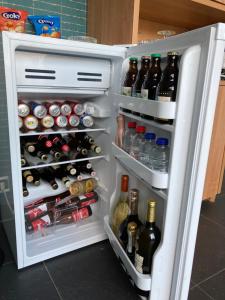 einem offenen Kühlschrank mit vielen Flaschen Alkohol in der Unterkunft Crea Els in Westerlo