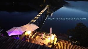 stolik z parasolką przy wodzie w nocy w obiekcie La terrazza sul lago Turano w mieście Vermiglio