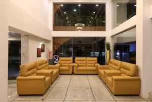 eine Lobby mit Sofas und Stühlen in einem Gebäude in der Unterkunft Mango Hill Central Chennai in Chennai