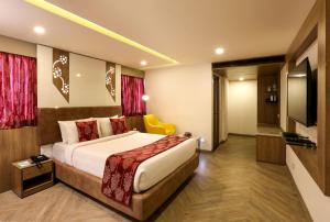 Кровать или кровати в номере Mango Hill Central Chennai