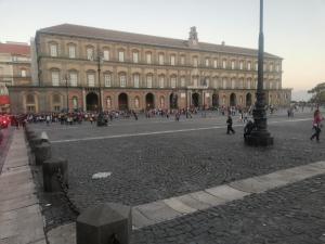 un edificio grande con mucha gente caminando alrededor en NANNI, en Nápoles