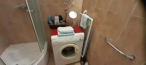 uma pequena casa de banho com uma máquina de lavar roupa e um WC em Klara Studio Apartman em Split