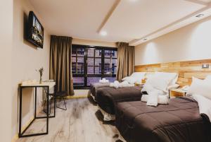 Hotel Eco Max tesisinde bir odada yatak veya yataklar