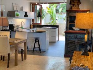 cocina con encimera, mesa y sillas en CABARETE BEACH HOUSES the NANNY ESTATES en Cabarete