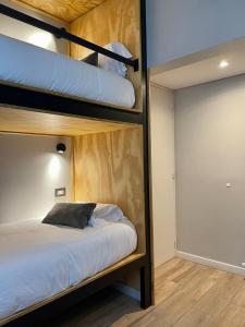 a room with two bunk beds and a door to a closet at Huli B&B in Mendoza