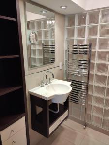a bathroom with a sink and a mirror at Depto 2 amb- Punta Mogotes- ideal para altos in Mar del Plata